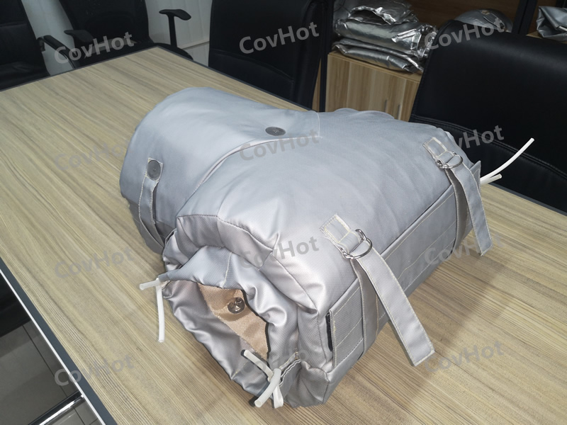 ? ? ? ?冬季氣溫逐漸變冷，我們大家自覺(jué)不自覺(jué)的都穿上了厚厚的衣服御寒。那么問(wèn)題來(lái)了，我們的設(shè)備是否“穿暖”了？要不要穿些東西？穿哪些可以溫暖過(guò)冬？ ? ? ? ?石油，電力，化工等很多行業(yè)裝置每年冬季都會(huì)開(kāi)展設(shè)備防凝凍工作，目的就是不凍壞一臺(tái)設(shè)備、一條管線。設(shè)備凝凍只是因?yàn)榄h(huán)境溫度的降低，解決這個(gè)問(wèn)題常規(guī)來(lái)說(shuō)不外乎就是做保溫。 ? ? ? ?為此，科好特開(kāi)發(fā)了可以與閥門及設(shè)備一同工作的可拆裝保溫產(chǎn)品，安裝和拆卸變得容易，可反復(fù)使用。<a href=http://m.dayuan-tw.com/e/tags/?tagname=%E9%98%80%E9%97%A8%E4%BF%9D%E6%B8%A9 target=_blank class=infotextkey>閥門保溫</a>產(chǎn)品用材屬于輕質(zhì)柔性無(wú)石棉材料，在高度復(fù)雜和狹窄的區(qū)域同樣可以很好使用，無(wú)論是截止閥、球閥等均可安裝。通常用戶只需提供閥門名稱型號(hào)和同一型號(hào)數(shù)量清單即可訂購(gòu)相應(yīng)的可拆卸<a href=http://m.dayuan-tw.com/e/tags/?tagname=%E9%98%80%E9%97%A8%E4%BF%9D%E6%B8%A9%E5%A5%97 target=_blank class=infotextkey><a href=http://m.dayuan-tw.com/e/tags/?tagname=%E9%98%80%E9%97%A8%E4%BF%9D%E6%B8%A9 target=_blank class=infotextkey>閥門保溫</a>套</a>了，特殊類型需要提供詳細(xì)規(guī)格或尺寸。可拆卸<a href=http://m.dayuan-tw.com/e/tags/?tagname=%E9%98%80%E9%97%A8%E4%BF%9D%E6%B8%A9 target=_blank class=infotextkey>閥門保溫</a>產(chǎn)品外觀漂亮整潔、表面可擦洗，環(huán)保，無(wú)污染。 ? ? ? ?給閥門穿上“保暖衣”，給企業(yè)“錦上添花”！